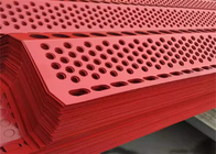 लाल छिद्रित विंडब्रेक बाड़ पैनल आउटडोर पॉलिएस्टर फाइबर भरने इलेक्ट्रोस्टैटिक पाउडर खत्म